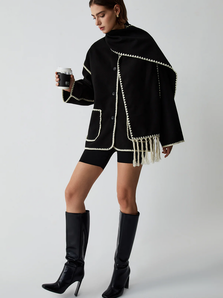 Jas met Contrasterende Afwerking en Sjaal