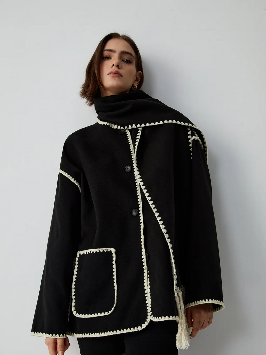 Jas met Contrasterende Afwerking en Sjaal