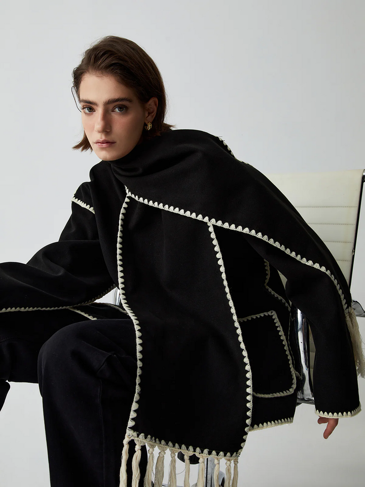 Jas met Contrasterende Afwerking en Sjaal